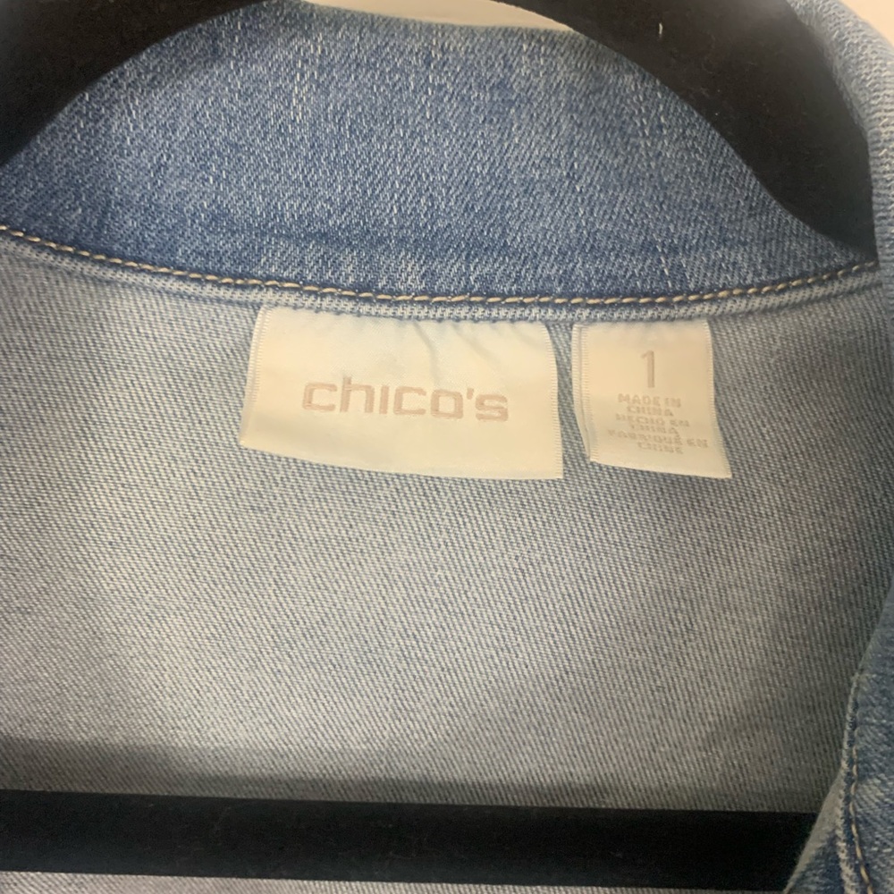 Chico’s Denim Jacket Hand Painted Butterfly Frayed Hem Sz 1 or Medium 8/10 - Picture 2 of 7